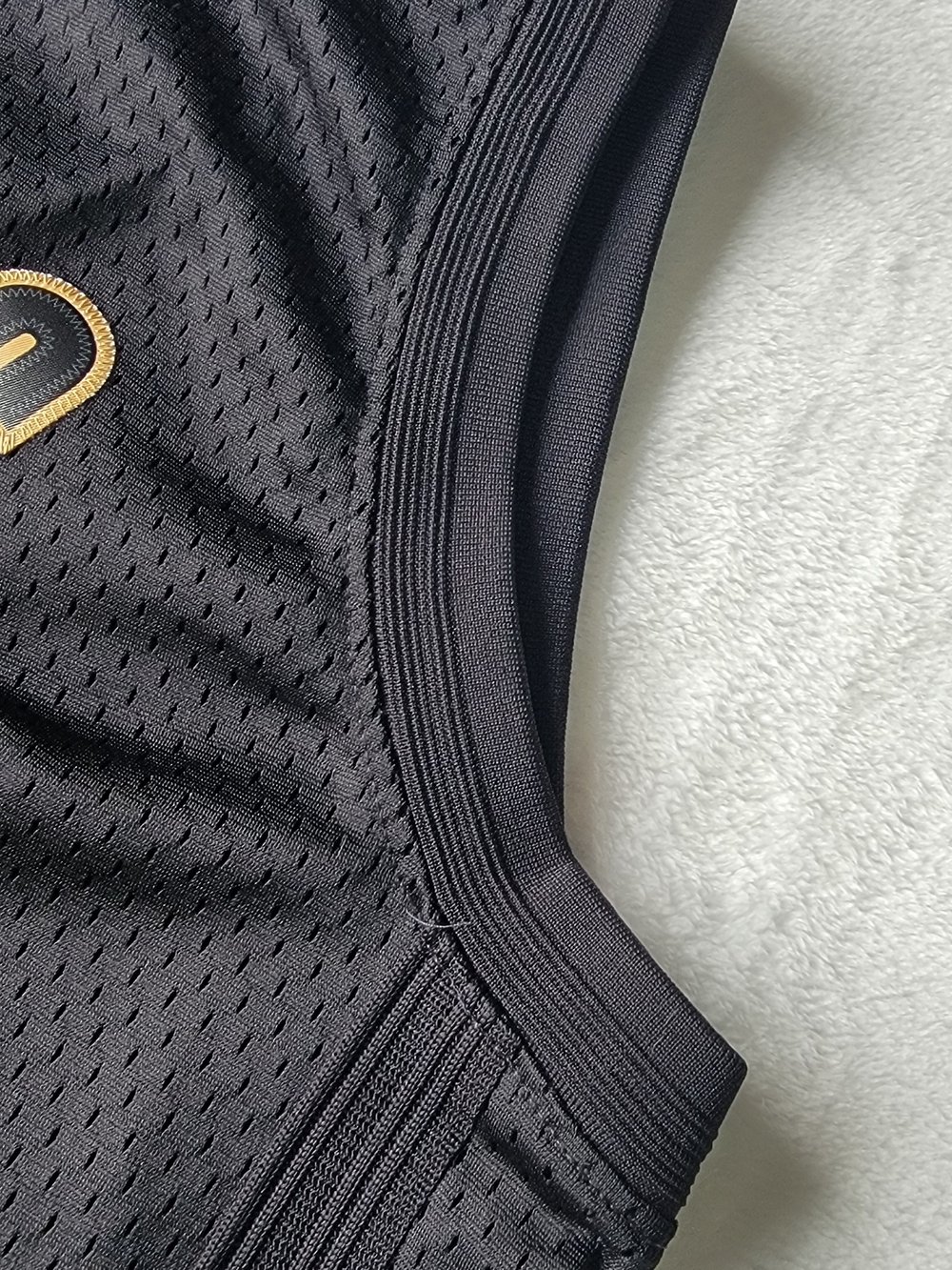 RARE ! Adidas CAVS Lebron JAMES #23 Black Gold Jersey - Picture 11 of 16
